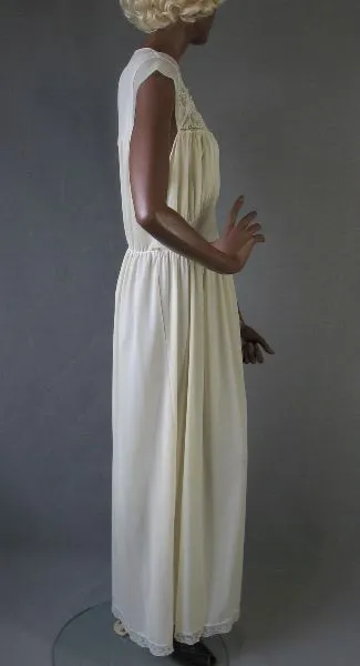 Women's 50s 60s Nightgown Vintage Nylon Lacy Sweet Gown Large Munsingwear VFG
